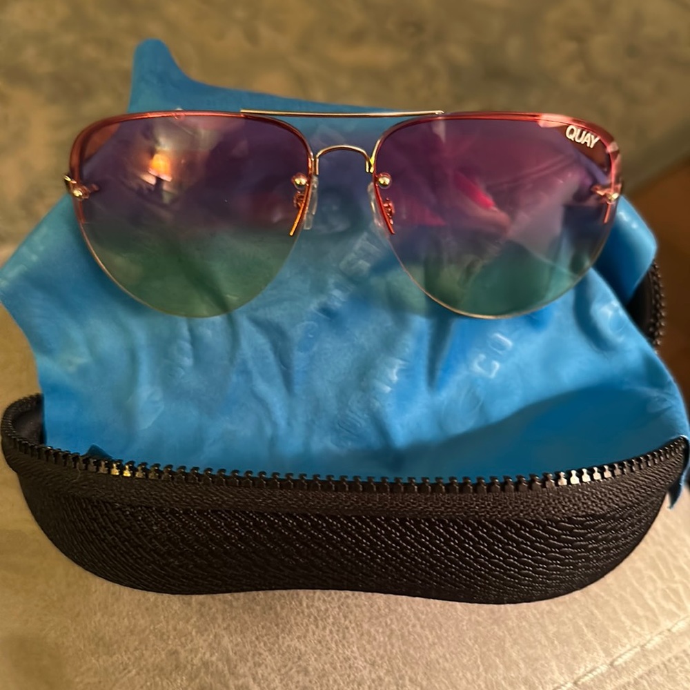 Quay Australia muse gold aviator women glasses with cleaning cloth and case.